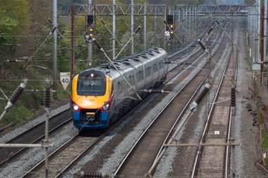 Hızlı İngiliz yolcu treni hareket