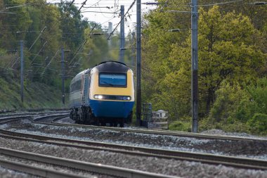 Hızlı yolcu treni hareket
