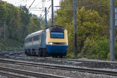 Hızlı yolcu treni hareket