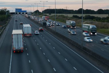 İngiliz M1 otoyolunun akşam trafik