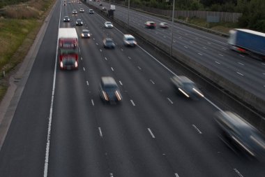 Alacakaranlıkta zaman otoyollar üzerindeki trafik