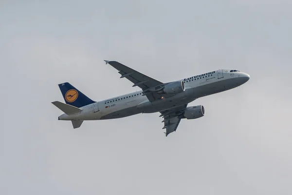 L'aereo Lufthansa decolla — Foto Stock