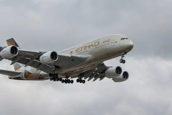 Etihad airlines letadlo přistání — Stock fotografie
