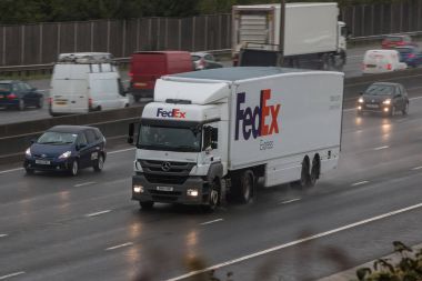FedEx kamyon yolda