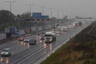 İngiliz M1 otoyolunun üzerinde kötü hava