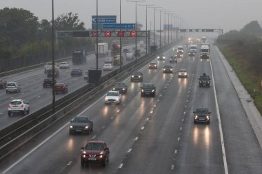 İngiliz M1 otoyolunun üzerinde kötü hava