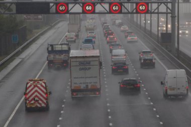 İngiliz M1 otoyolunun üzerinde kötü hava