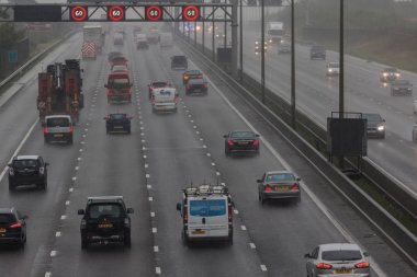 İngiliz M1 otoyolunun üzerinde kötü hava