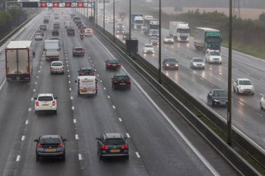 İngiliz M1 otoyolunun üzerinde kötü hava