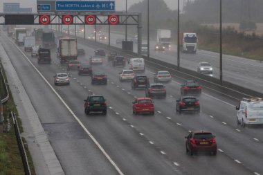 İngiliz M1 otoyolunun üzerinde kötü hava