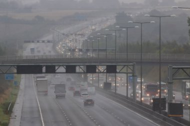 İngiliz M1 otoyolunun üzerinde kötü hava