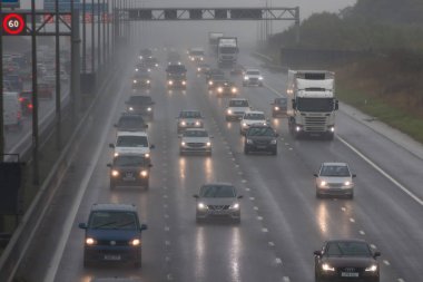 İngiliz M1 otoyolunun üzerinde kötü hava