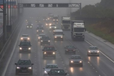 İngiliz M1 otoyolunun üzerinde kötü hava
