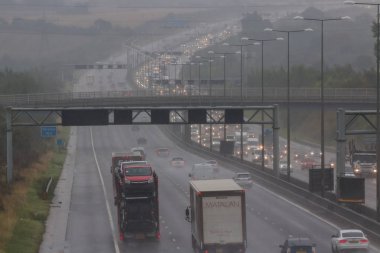 İngiliz M1 otoyolunun üzerinde kötü hava
