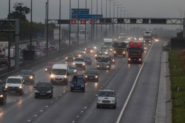 İngiliz M1 otoyolunun üzerinde kötü hava