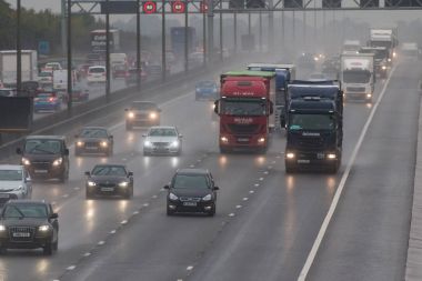 İngiliz M1 otoyolunun üzerinde kötü hava
