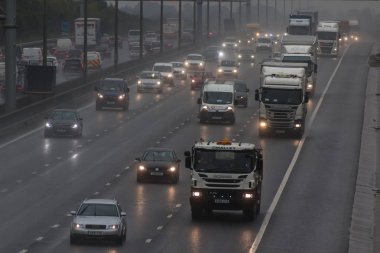 İngiliz M1 otoyolunun üzerinde kötü hava