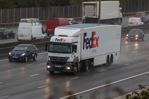 Camión FedEx en la carretera —  Fotos de Stock