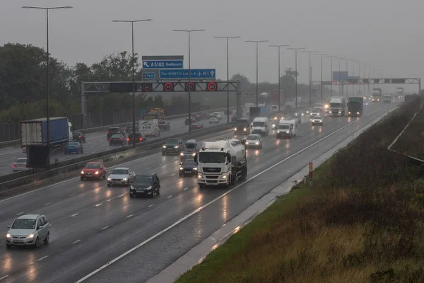 İngiliz M1 otoyolunun üzerinde kötü hava