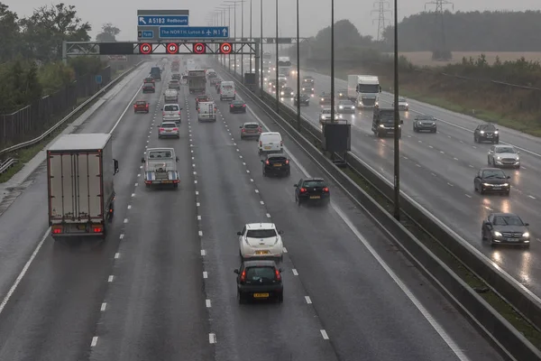 İngiliz M1 otoyolunun üzerinde kötü hava