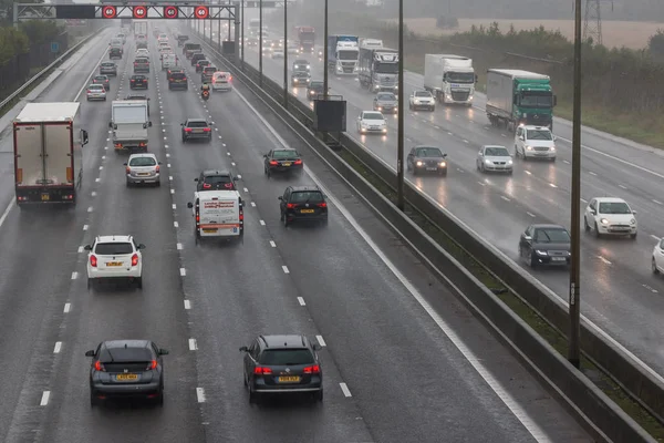 İngiliz M1 otoyolunun üzerinde kötü hava