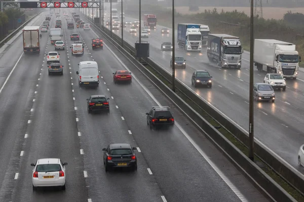 İngiliz M1 otoyolunun üzerinde kötü hava