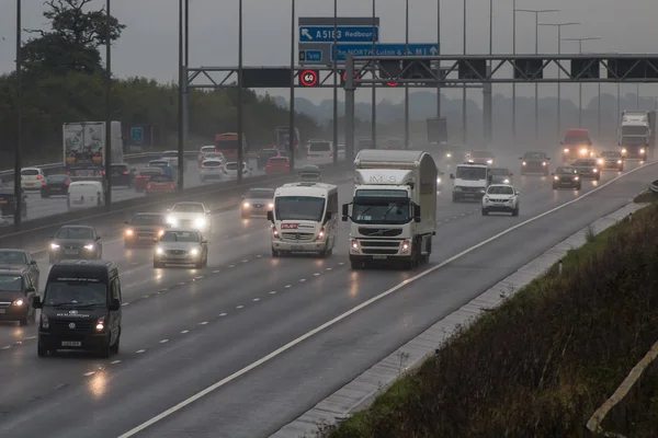 İngiliz M1 otoyolunun üzerinde kötü hava