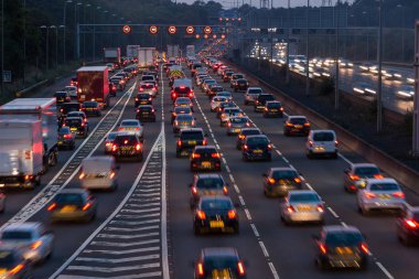 M1 otoyolunun alacakaranlıkta