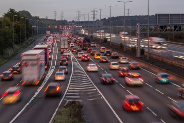 M1 otoyolunun alacakaranlıkta