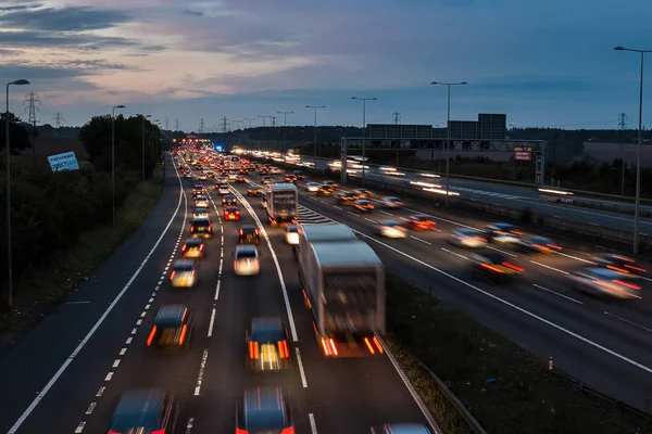 M1 otoyolunun alacakaranlıkta