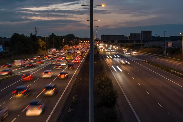 M1 otoyolunun alacakaranlıkta