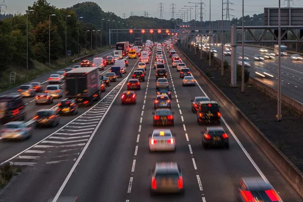 M1 otoyolunun alacakaranlıkta