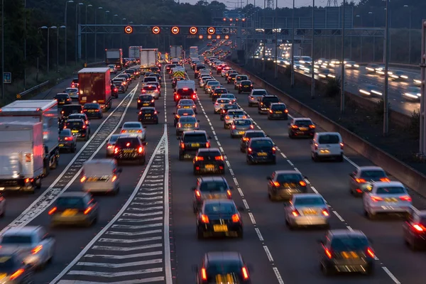 M1 otoyolunun alacakaranlıkta