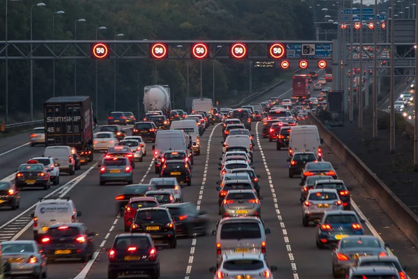 M1 otoyolunun alacakaranlıkta