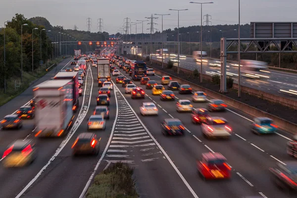 M1 otoyolunun alacakaranlıkta