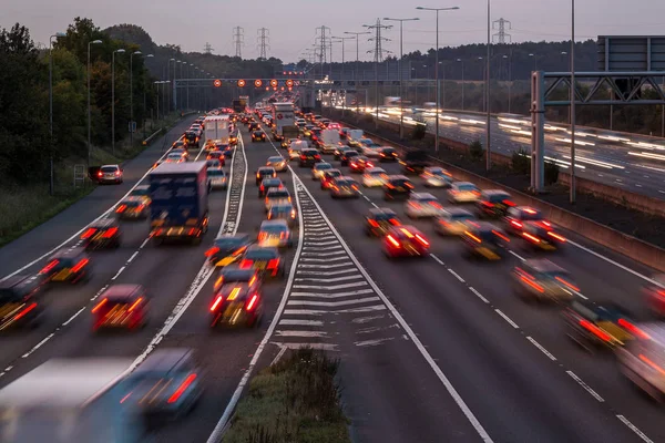 M1 otoyolunun alacakaranlıkta