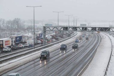 Kar fırtınası sırasında İngiliz otoyol M1