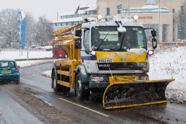 Kar fırtınası sırasında İngiliz otoyol M1