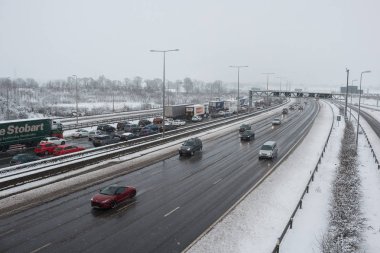 Kar fırtınası sırasında İngiliz otoyol M1
