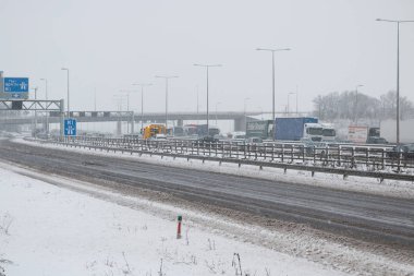 Kar fırtınası sırasında İngiliz otoyol M1