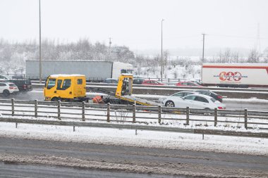 Kar fırtınası sırasında İngiliz otoyol M1