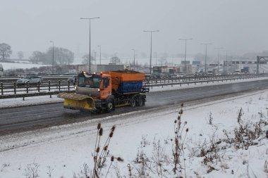 Kar fırtınası sırasında İngiliz otoyol M1