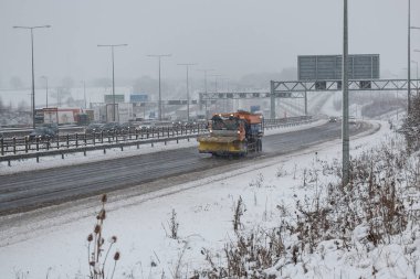 Kar fırtınası sırasında İngiliz otoyol M1