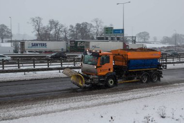 Kar fırtınası sırasında İngiliz otoyol M1