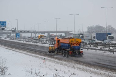 Kar fırtınası sırasında İngiliz otoyol M1