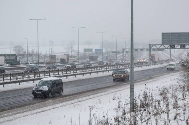 Kar fırtınası sırasında İngiliz otoyol M1