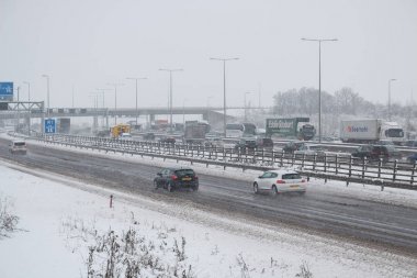 Kar fırtınası sırasında İngiliz otoyol M1
