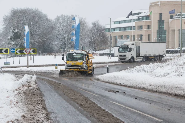 Kar fırtınası sırasında İngiliz otoyol M1