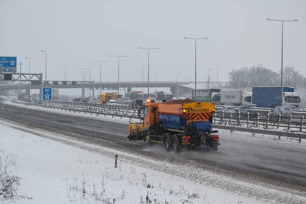 Kar fırtınası sırasında İngiliz otoyol M1