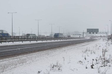 Kar fırtınası sırasında İngiliz otoyol M1